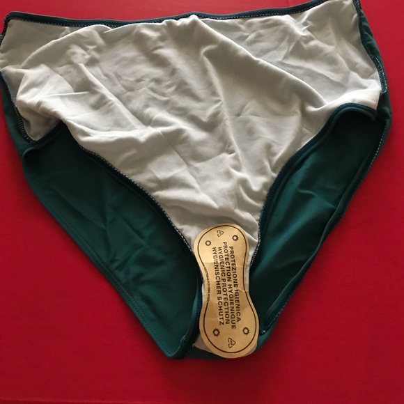 Two piece bathing suite - Picture 2 of 4